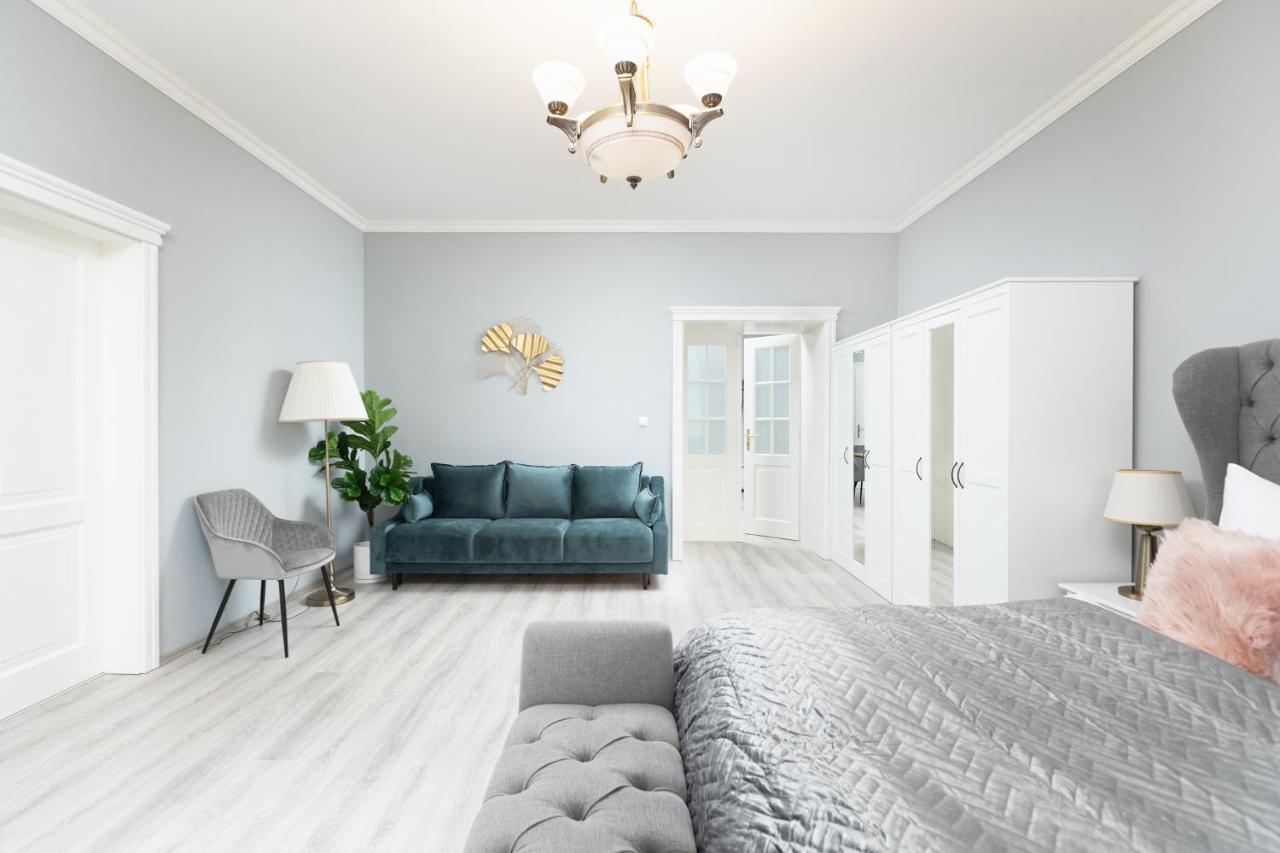Luxury Central 150M2 Apartment On Wencelas Square With Private Garage — Photos 3